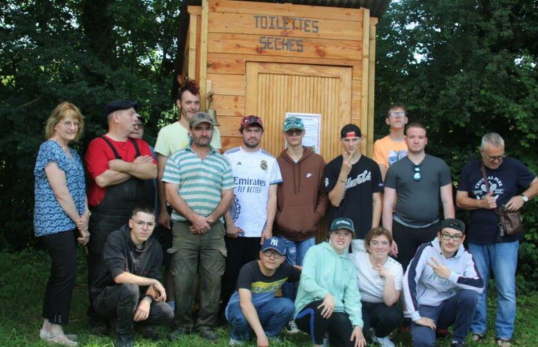 Les jeunes du Chteau dAix menuiserie et mtallurgie sont fiers davoir ralis la demande formule par Gilles Durand,  gauche aux cts dHuguette Burelier.  Photo Chantal Berthier